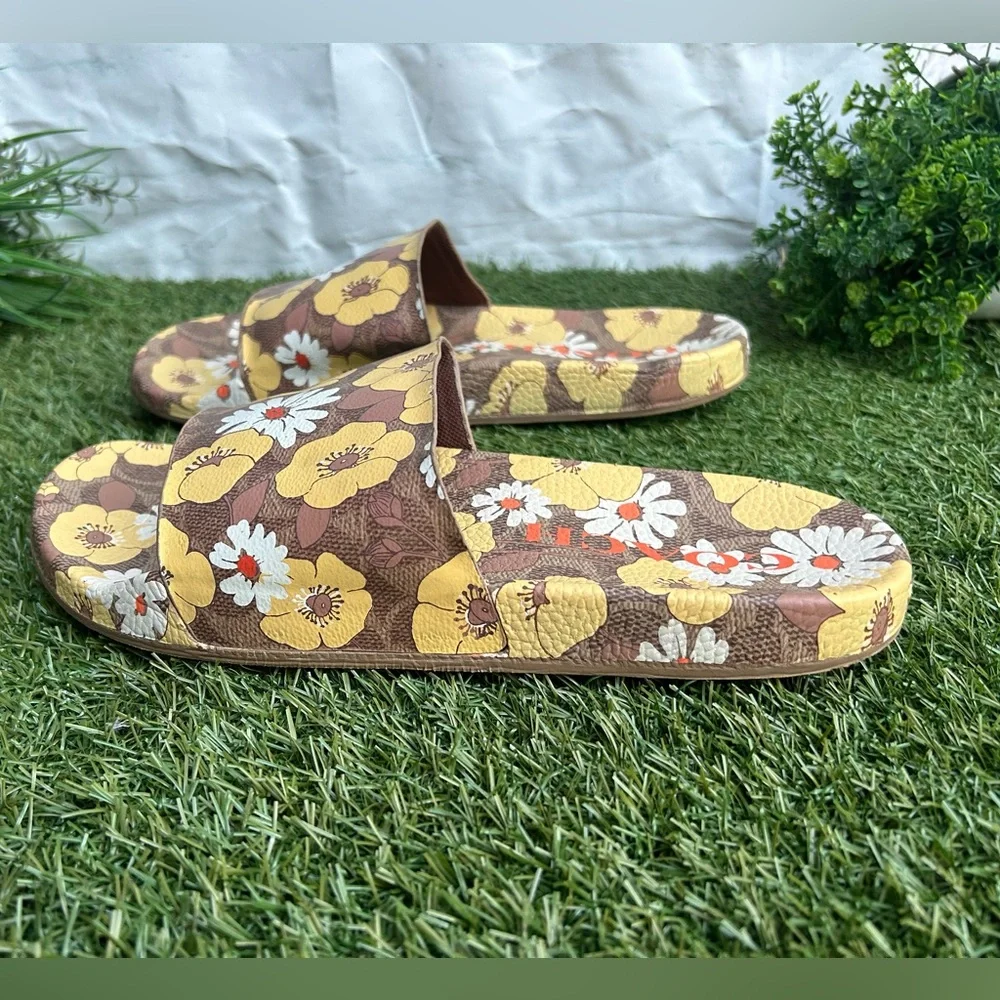 COACH
Udele Sig Floral Sport Slide
Women size 10 NEW
$95.00
Color: Beige - Picture 13 of 16